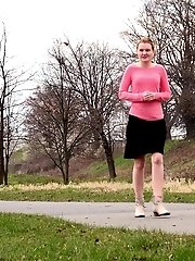 15 pictures - Pretty strawberry blonde sprays her golden pee