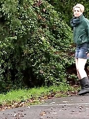 15 pictures - Blonde hottie pisses in the car park