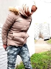 15 pictures - Blonde keeps a lookout as she pisses outside