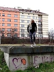 15 pictures - Jena enjoys a messy piss outside in public