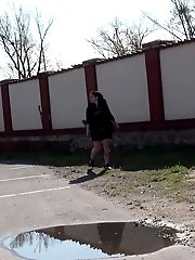 15 pictures - Shy girl pees outside on concrete steps