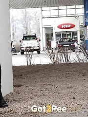 15 pictures - Petrol station pissing behind a big pillar