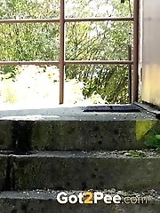 15 pictures - Gorgeous blonde squats to piss on top step