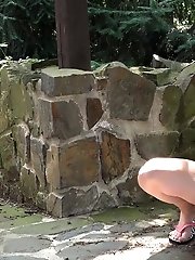 15 pictures - Gorgeous babe in flip flops makes a piss puddle