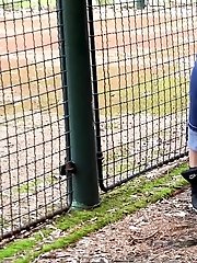 15 pictures - Sexy babe pisses near a tennis court